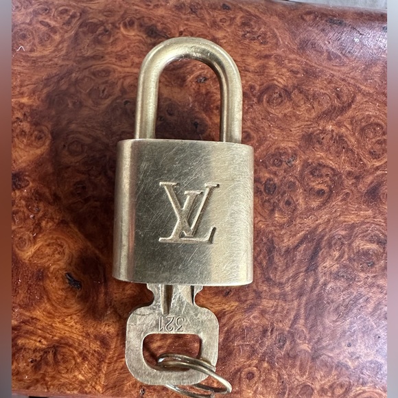 Louis Vuitton LV #321 Lock & Key set in great condition - Picture 4 of 9